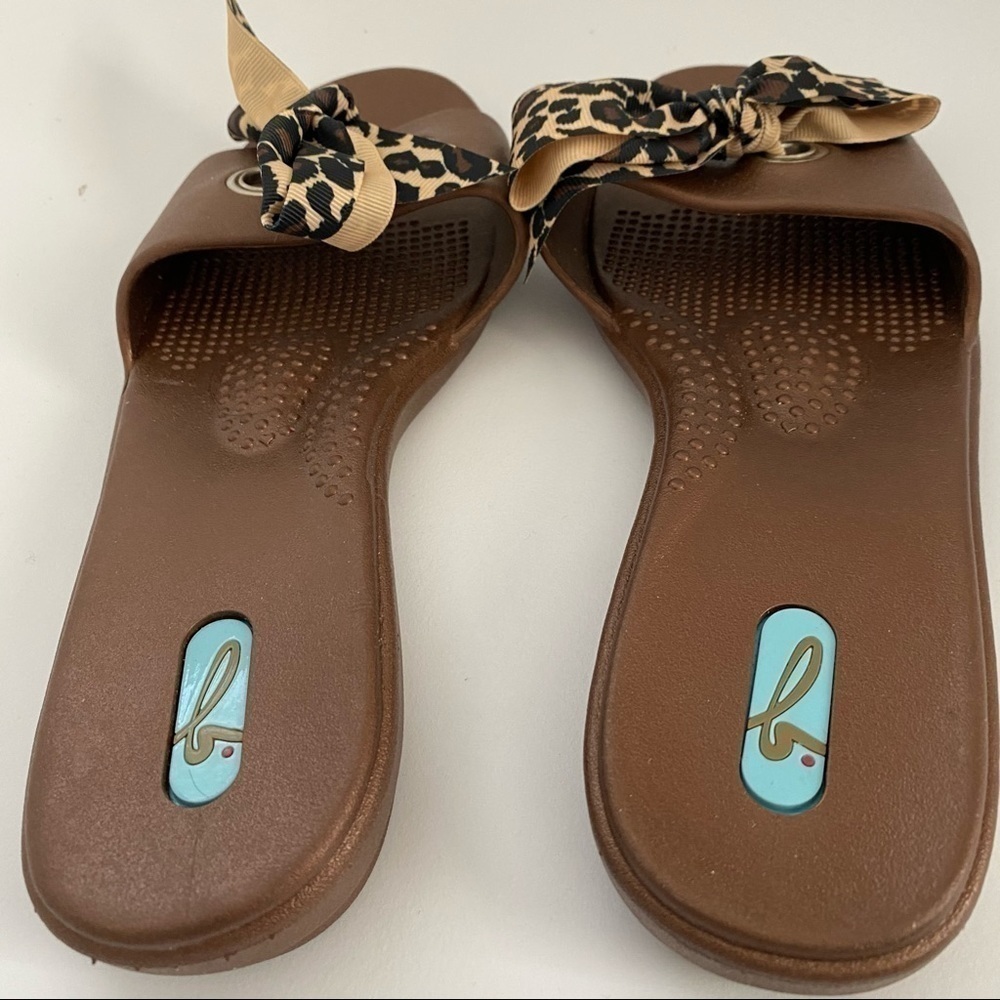 OKAB  SANDALS SIZE M 7-8 BRONZE ANIMAL PRINT BOW - Picture 8 of 8